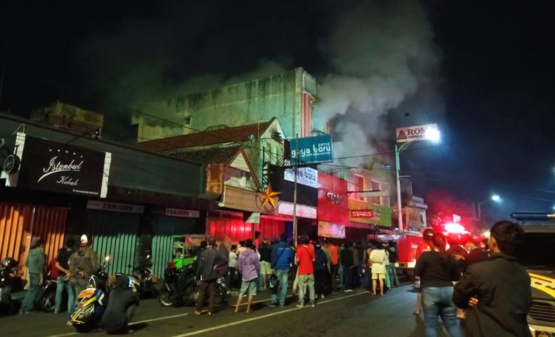  Gudang Toko Sepatu di Salatiga Terbakar, Petugas Sempat Kesulitan Buka Pintu Terkunci