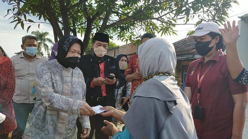  Pemulung di Sragen Ini Terharu Ditemui Mensos, Suaranya Bergetar saat Ditanya Pekerjaan Suami
