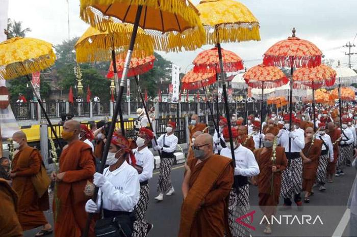 Arak-Arakan Umat Buddha Warnai Perayaan Waisak di Candi Borobudur