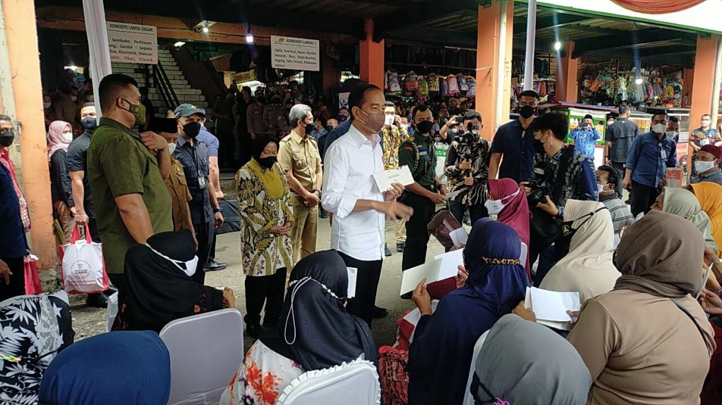 Presiden Jokowi Bagi-Bagi Sembako di Kota Bogor