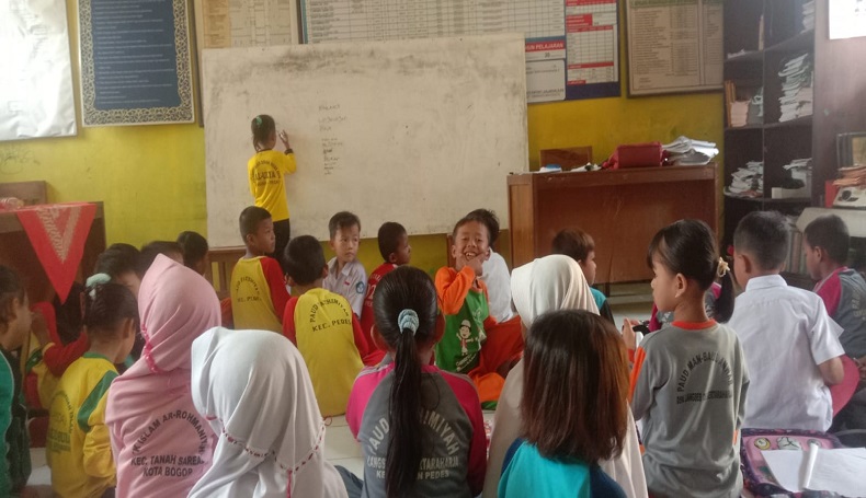 Prihatin, Usai Sekolah Roboh, Puluhan Siswa SDN II Kertaharja Karawang Belajar di Lantai