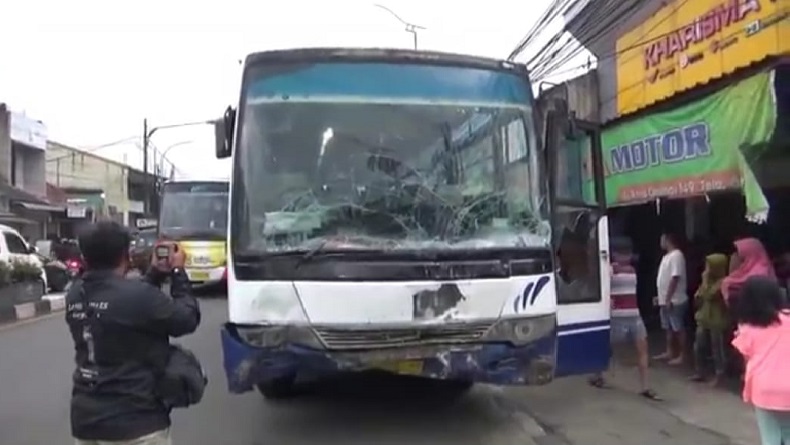Bus Diduga Rem Blong Hantam Mobil dan 4 Motor di Cibeureum Bandung, Korban Luka-Luka