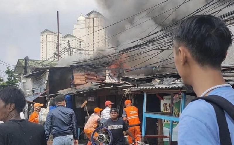 Kebakaran Hanguskan 3 Rumah Semi Permanen di Kemayoran