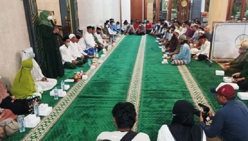 Beri Dukungan Moril, Khofifah Hadiri Tahlilan Korban Tewas Kecelakaan di Tol Sumo