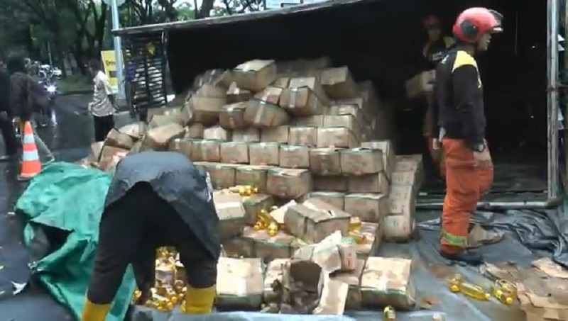 Truk Minyak Goreng di Surabaya Terguling, Muatan Tumpah ke Jalan Raya