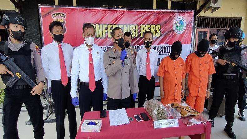 Pengiriman Ganja Hampir 2 Kg Digagalkan Polres Rembang, 2 Orang Ditangkap 