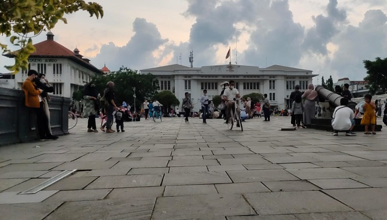 Pengunjung Kota Tua Jakarta Diminta Tetap Disiplin Prokes meski Boleh Buka Masker di Area Terbuka