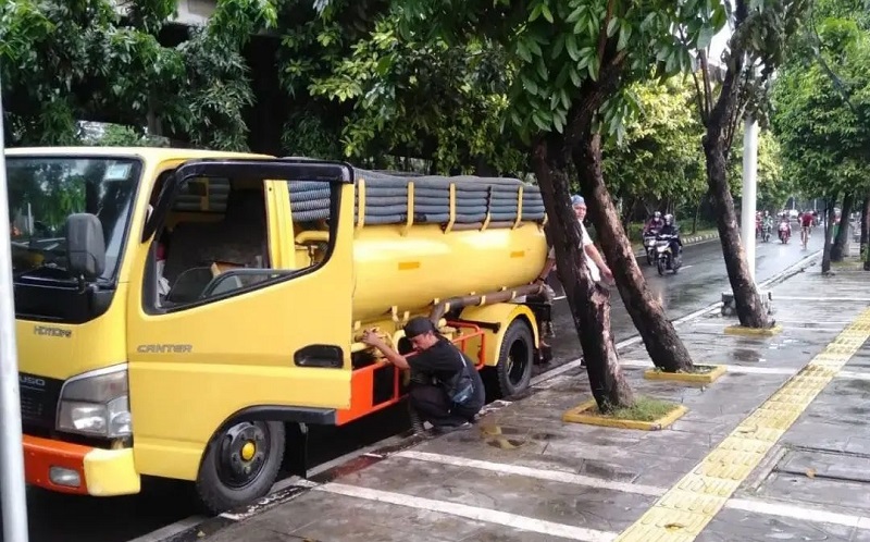 Truk Tinja Kepergok Buang Limbah Sembarangan di Matraman, Didenda Rp500.000