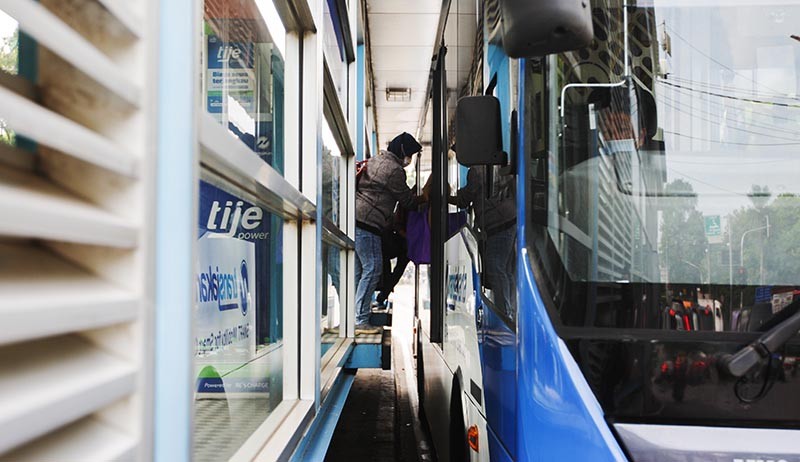 Ada Pelonggaran, Penumpang Transjakarta Tetap Wajib Bermasker