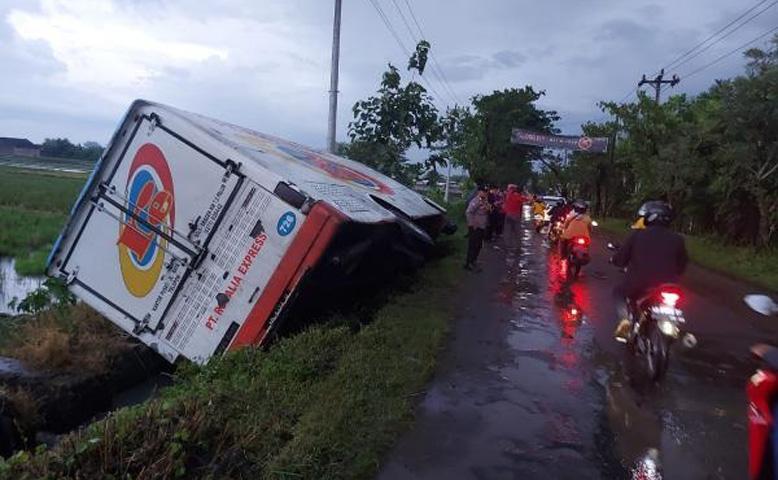 Berjalan Terlalu Minggir, Bus Ekspedisi Terperosok ke Parit di Karanganyar