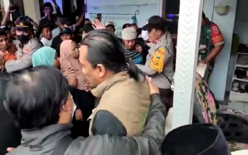Rumah Kiai di Lumajang Dikepung Ratusan Warga usai Muncul Dugaan Cabuli Para Santriwati