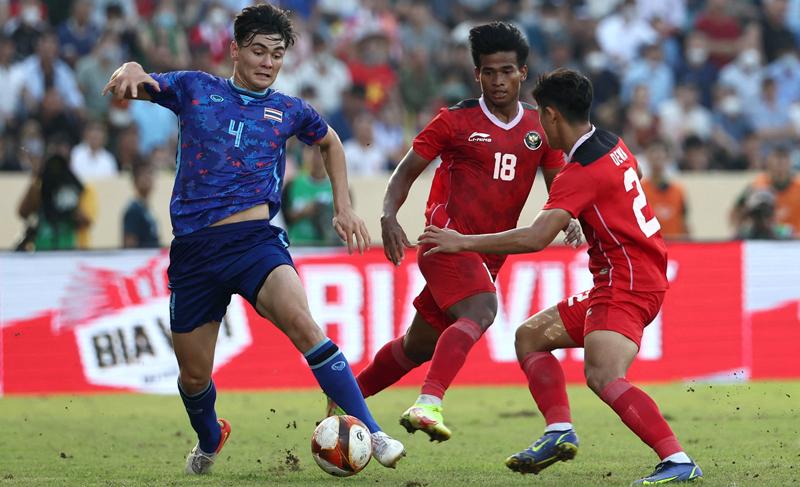 Tak Sportif! Pemain Thailand Jonathan Khemdee Buang Boneka dan Perak SEA Games ke Penonton
