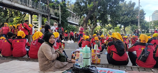 Jualan di Tengah Demo Buruh, Pedagang Kopi Ini Panen Cuan Hingga Rp500.000