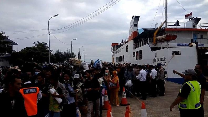 Pelonggaran Prokes, Jumlah Penumpang KMP Kalibodri di Pelabuhan Kendal Membeludak