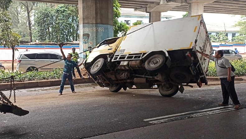 Hindari Motor Ugal-ugalan, Truk Boks Terguling di Jatinegara