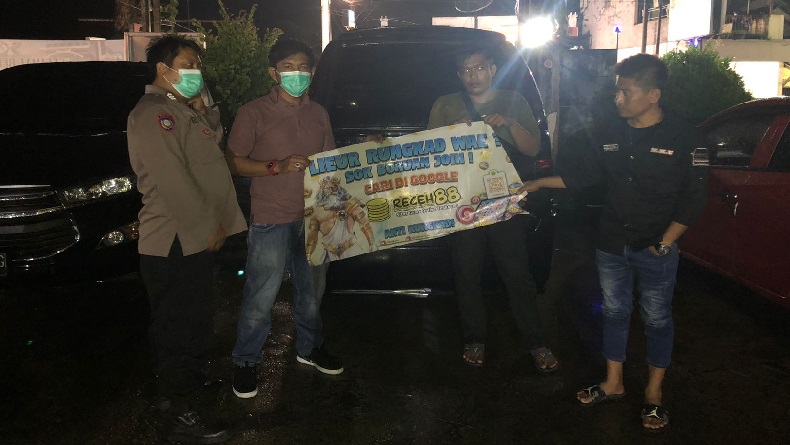 Polisi dan KKU 25 Copot Stiker Iklan Judi Online di 9 Angkot Sukabumi