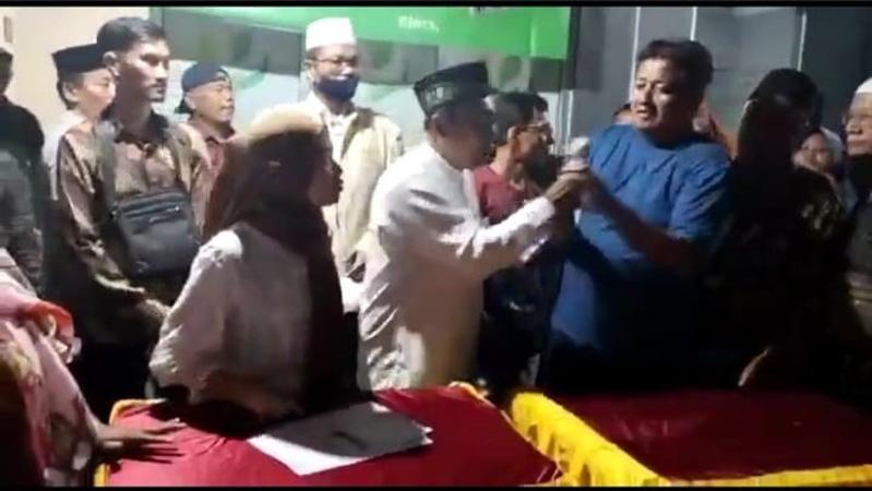100 Jemaah Umrah di Blora Telantar Berjam-jam, Pengantar dan Biro Bersitegang