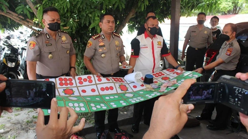 Gerebek Lokasi Judi, Polda Kalteng Amankan 20 Ekor Ayam Aduan dan Bandarnya