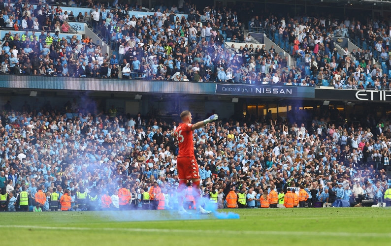 Brutal! Kiper Aston Villa Ini Diserang Fans Man City yang Pesta Juara Liga Inggris