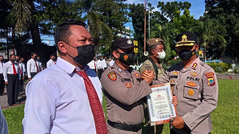 Kapolres Bitung Beri Penghargaan Personel Berprestasi dalam Bertugas, Ini Daftarnya