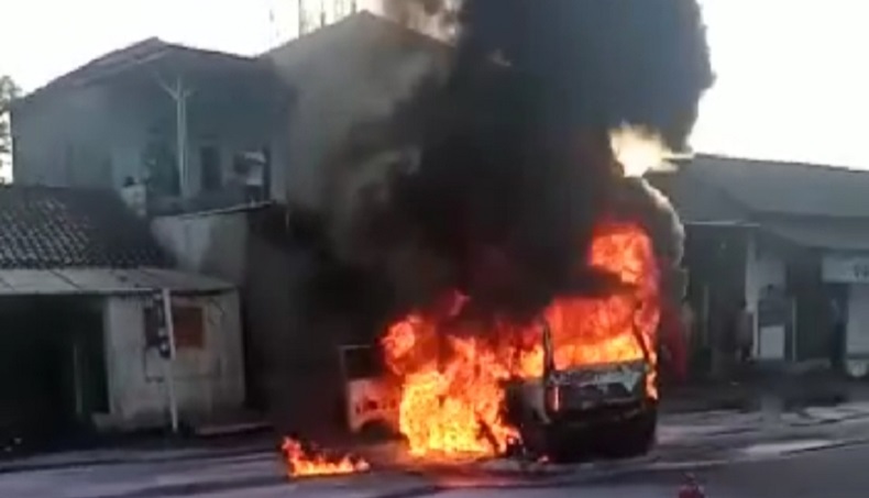 Angkot Terbakar di Depan SPBU Cariu Bogor