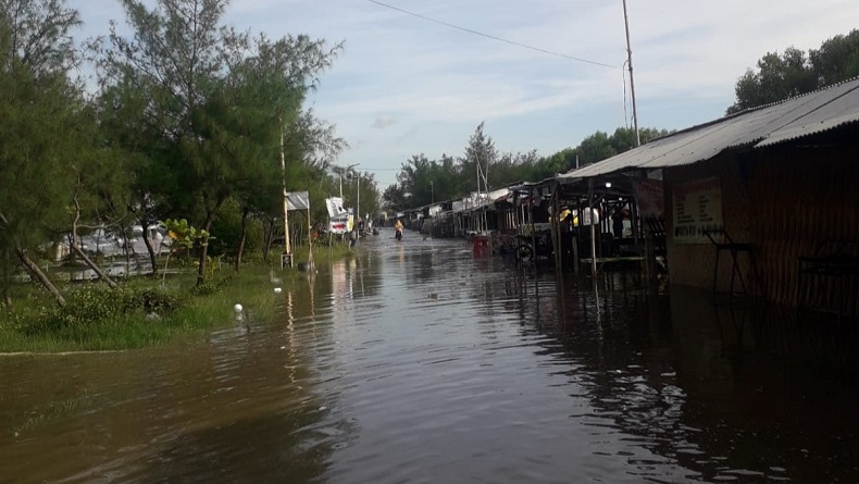 Banjir Rob Rendam Objek Wisata dan Permukiman Warga di Pesisir Indramayu