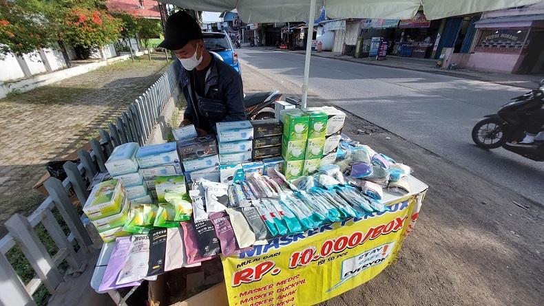 Presiden Jokowi Longgarkan Prokes, Omzet Pedagang Masker di Bandung Merosot 50 Persen