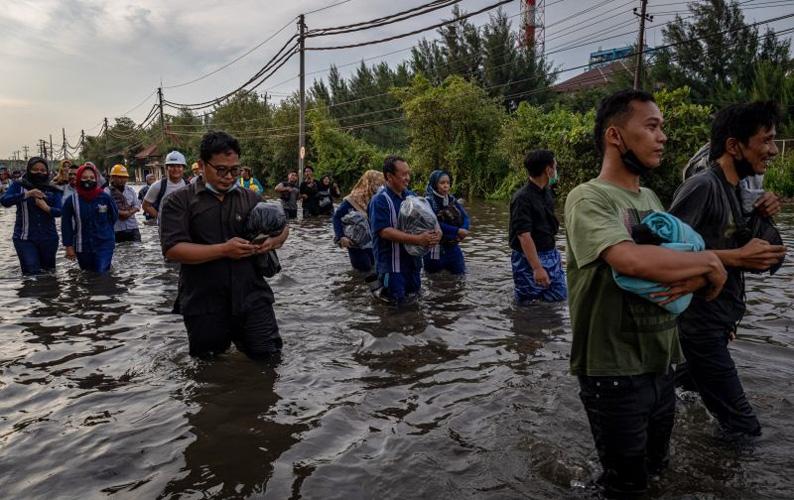 Pelabuhan Tanjung Emas Terendam Banjir Rob, Terminal Peti Kemas Hentikan Operasional