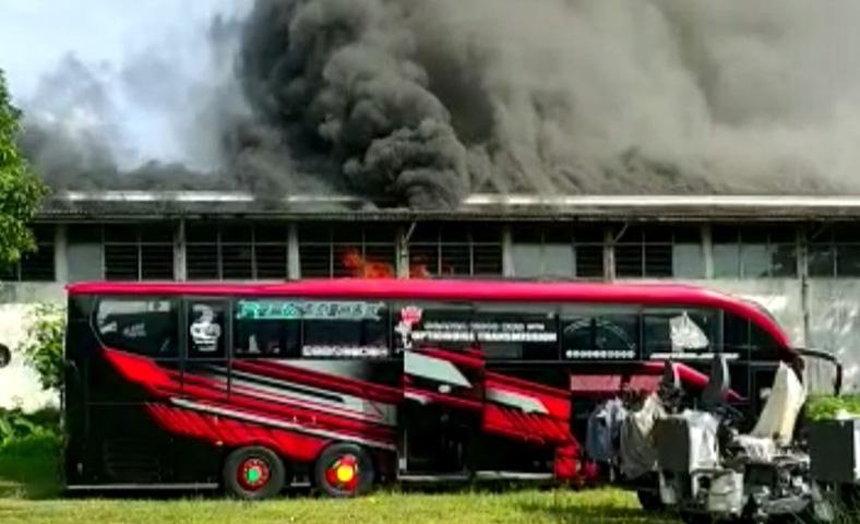 Tempat Perakitan Armada Bus Karoseri Laksana Semarang Terbakar