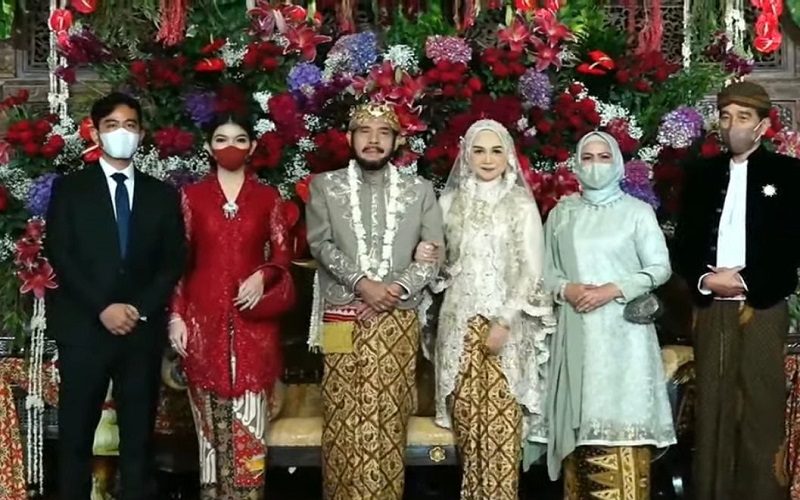 Potret Anggun Istri Gibran Selvi Ananda Kenakan Kebaya Merah di Pernikahan Sang Tante