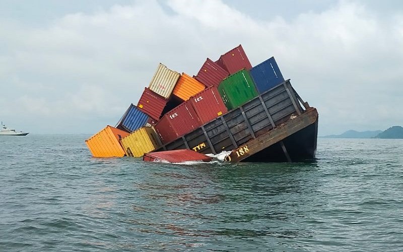 Tongkang Angkut Kontainer Nyaris Tenggelam di Karimun, Posisi Miring Muatan Jatuh ke Laut