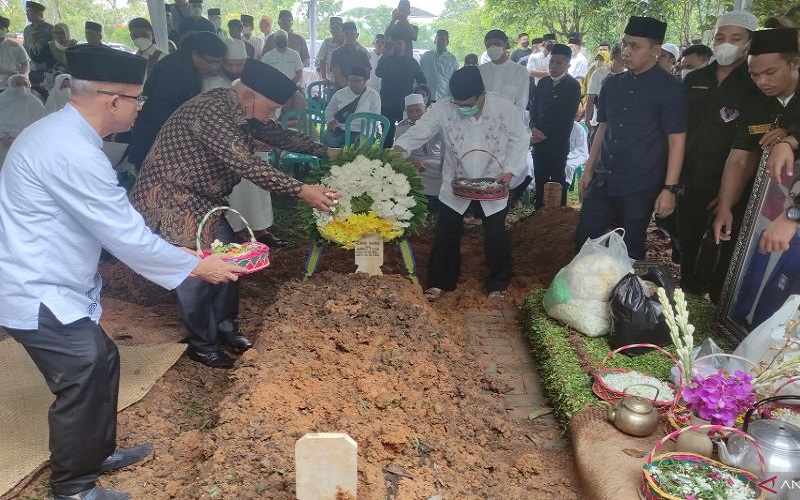 Pemakaman Azhari Haris di Kebun Bunga Dihadiri Tokoh Nasional 