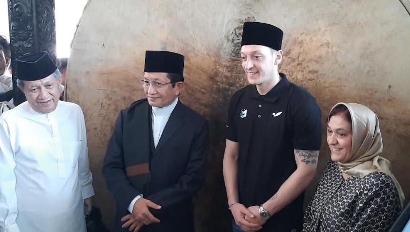 Pakai Kopiah, Mesut Ozil Tampil Bersahaja saat Salat Jumat di Masjid Istiqlal