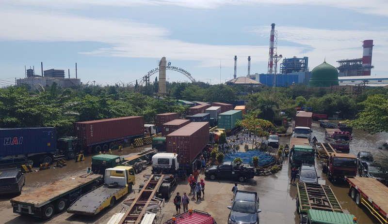 Akses ke Pelabuhan Tanjung Emas Macet Parah, Antrean Truk Mengular