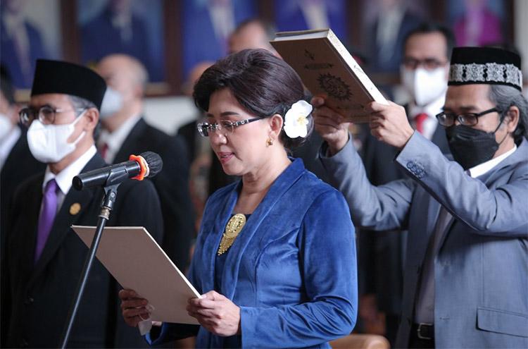  Prof Ova Emilia Resmi Jabat Rektor UGM Gantikan Panut Mulyono