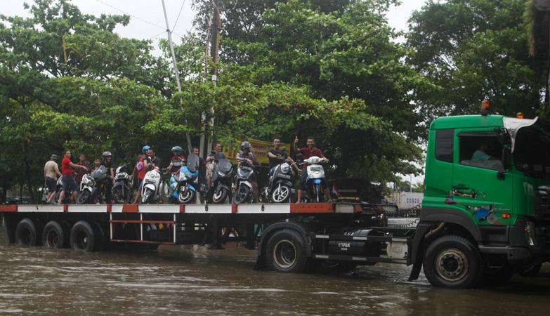 Banjir Rob di Pelabuhan Tanjung Emas Semarang Surut, Aktivitas Pekerja Kembali Bergeliat