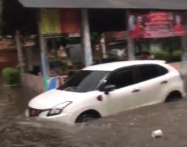  Mobil Terjebak Banjir di Jalan Kemuning Raya gegara Hujan Lebat   