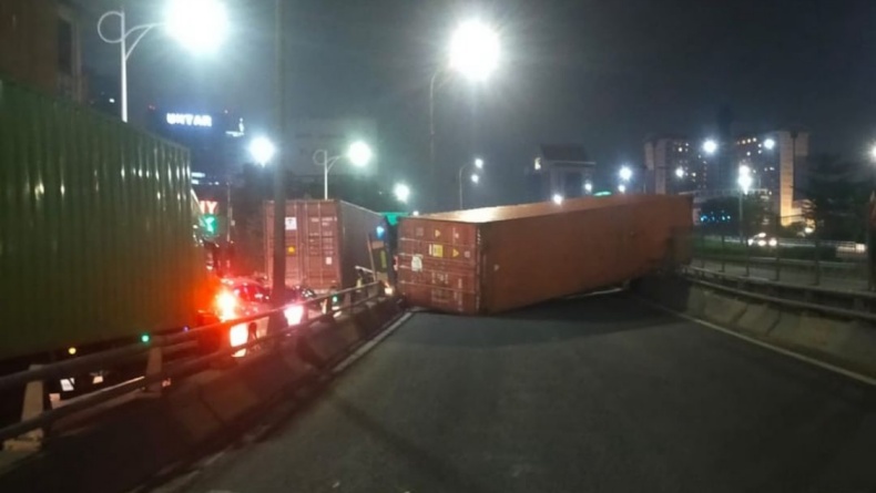 Truk Tronton Terguling, Flyover Latumenten Macet 
