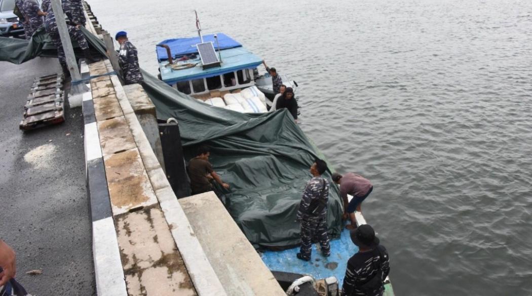 TNI Amankan Kapal Angkut 116 Karung Pakaian Bekas Ilegal dari Malaysia