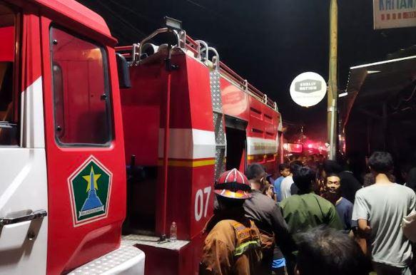 Kebakaran Landa Permukiman Padat di Kota Malang, Ledakan Terdengar Berkali-Kali
