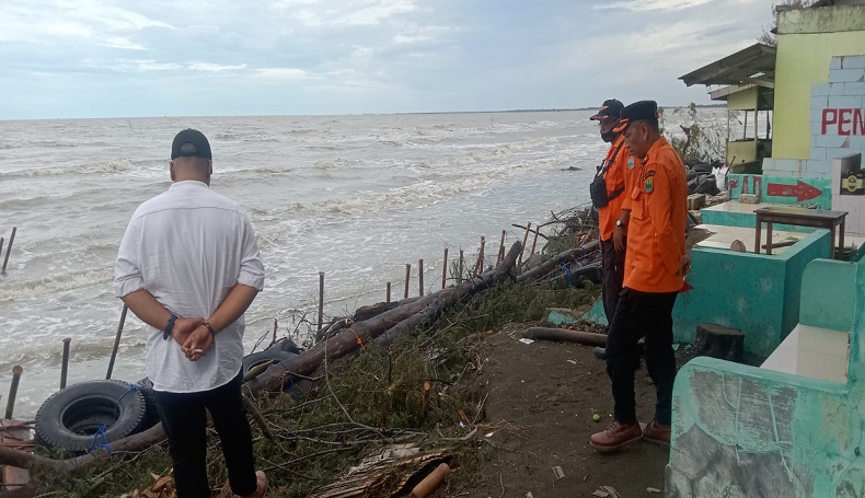 Banjir Rob Terjang 2 Desa di Karawang, 250 Warga Terpaksa Mengungsi