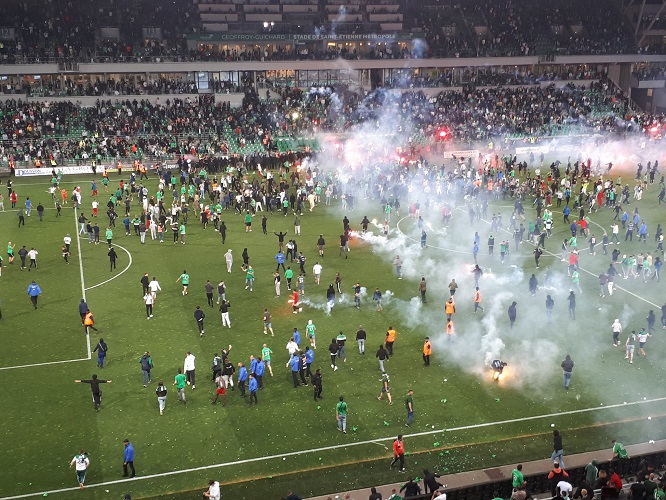 Juara 10 Kali Liga Prancis Saint-Etienne Degradasi, Suporter Ngamuk Serang Pemain