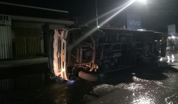 Truk Tronton Kembali Terguling di Jalan Raya Pasar Kemis gegara Jalanan Rusak