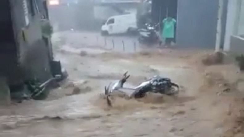 Banjir di Kawasan Puncak Bogor, Motor Warga Terbawa Arus Deras