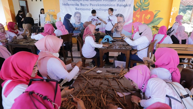 Dilatih Kerajinan Tangan Eceng Gondok, Pelaku UMKM di Cimahi Dukung Sandiaga Uno