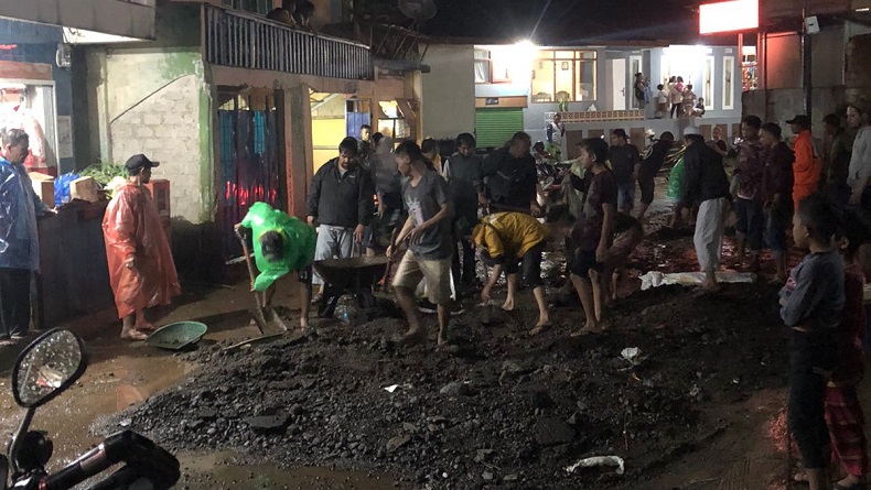 Imbas Banjir di Cisarua, Jalan Ciburial Tak Bisa Dilalui Kendaraan