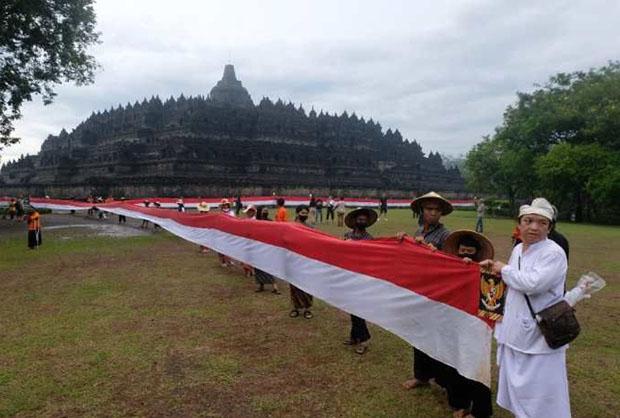 Merah Putih Sepanjang 1 Kilometer Membentang Kelilingi Candi Borobudur