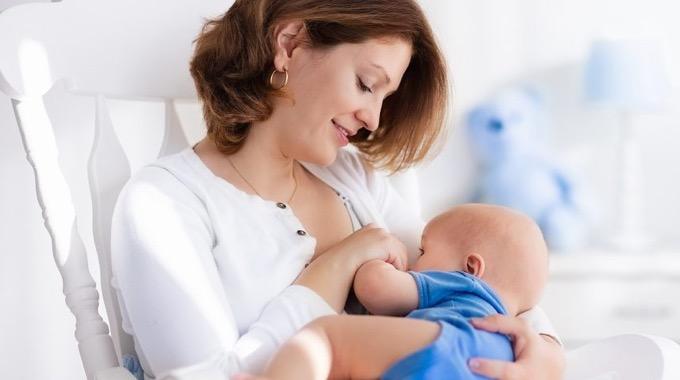 6 Cara Menyusui Bayi yang Benar, Ibu Muda Wajib Tahu! 