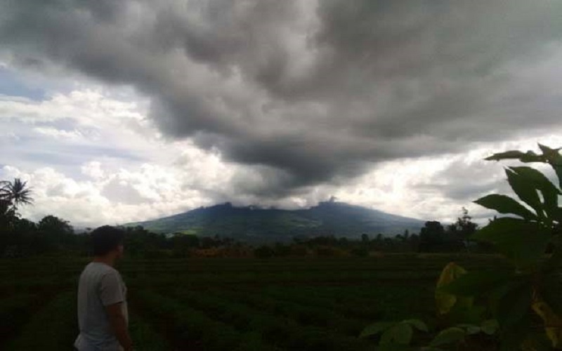 Gunung Dempo Erupsi, Hujan Abu Vulkanik Sejauh 5 Kilometer 