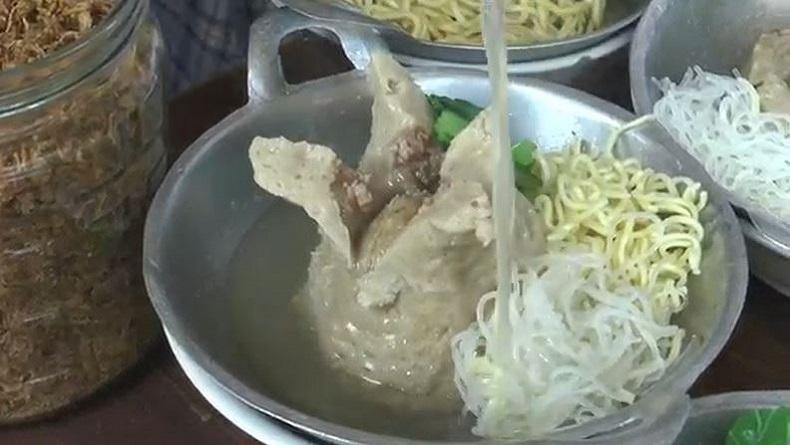 Warung Mi Ayam di Grobogan Ini Sajikan Level Pedas yang Unik, Ada Gebetan hingga Bojone Wong